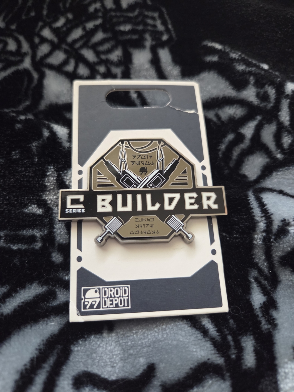 Disney Star Wars Galaxy's Edge Droid Depot C Builder Series Pin Black & Gold